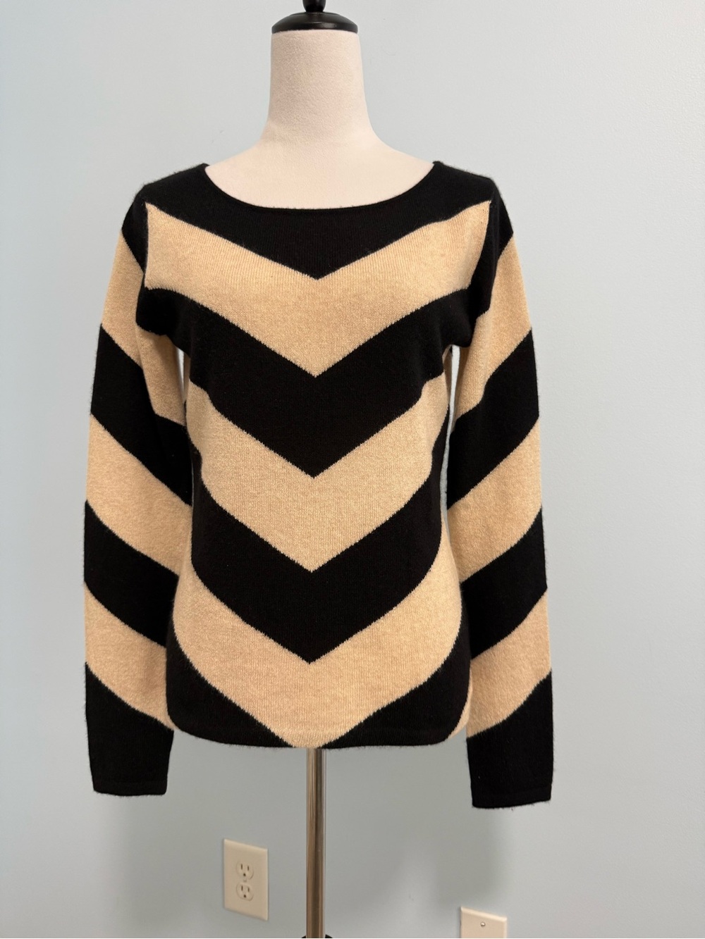 Minnie Rose 100% Cashmere Chevron Sweater Women’s M Black Beige Long Sleeve Knit